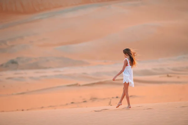 Chica entre dunas en el desierto en Emiratos Árabes Unidos —  Fotos de Stock