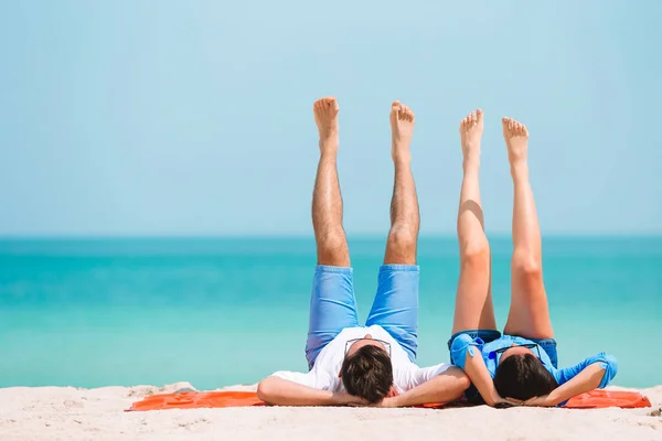 Genç Beyaz kumsalda yaz tatili çift. Mutlu aile zevk onların balayı — Stok fotoğraf