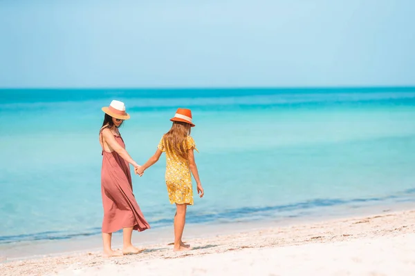 Mooie moeder en dochter op het strand — Stockfoto