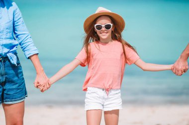 Ailesinin yaz tatilinin tadını çıkardığı güzel bir tropik plaj manzarası.