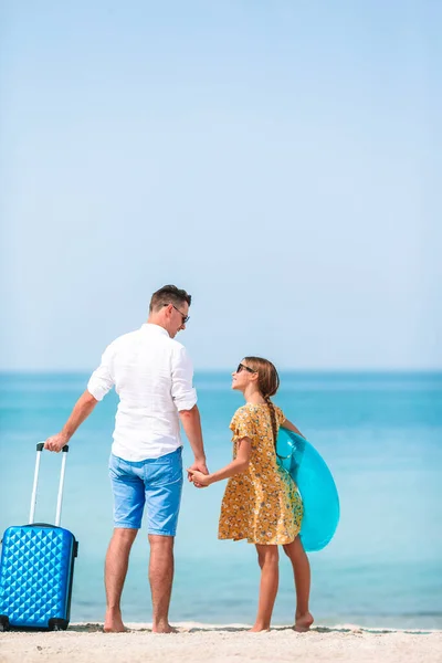 Ragazzina e papà felice si divertono durante le vacanze al mare — Foto Stock