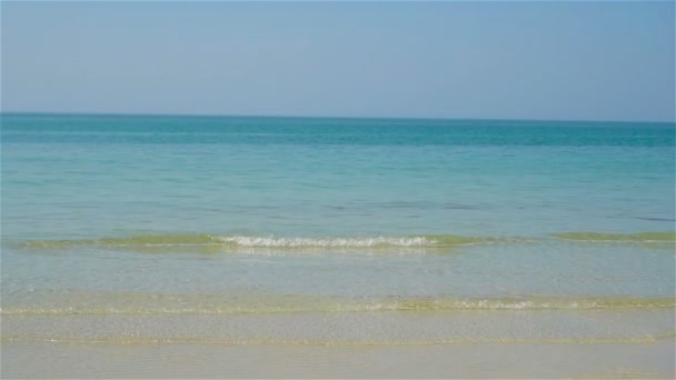 Idyllischer tropischer Strand mit weißem Sand, türkisfarbenem Meerwasser und schönem, farbenfrohem Himmel — Stockvideo