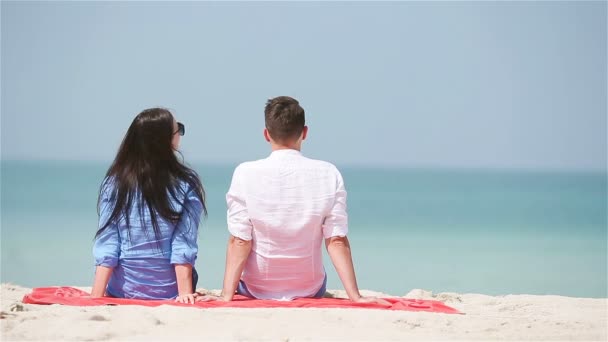 Bakåt bild av familjen på stranden — Stockvideo