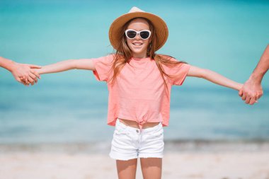 Ailesinin yaz tatilinin tadını çıkardığı güzel bir tropik plaj manzarası.