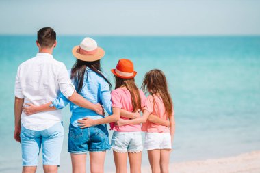 Tropik bir sahil tatilinde mutlu ve güzel bir aile.
