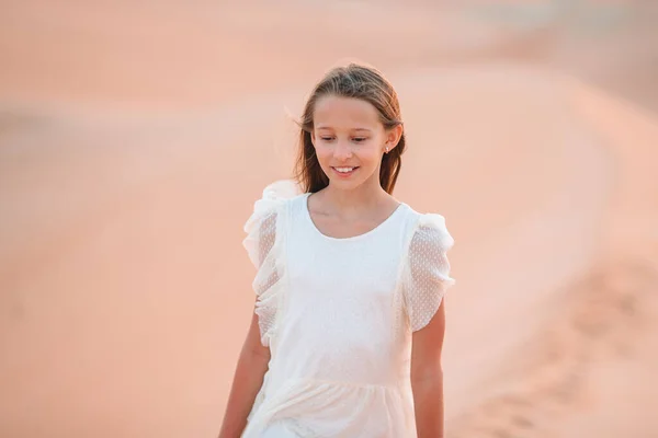 Mädchen zwischen Dünen in Wüste in den Vereinigten Arabischen Emiraten — Stockfoto