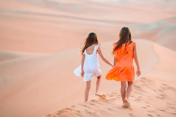 Mädchen zwischen Dünen in der Wüste der Emirate — Stockfoto
