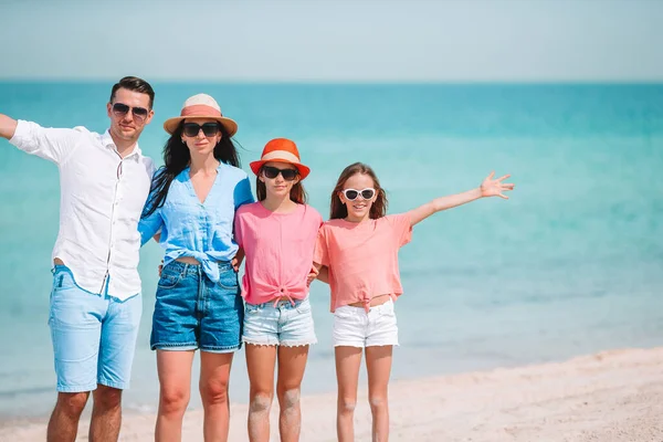 Молодая семья на отдыхе на пляже — стоковое фото