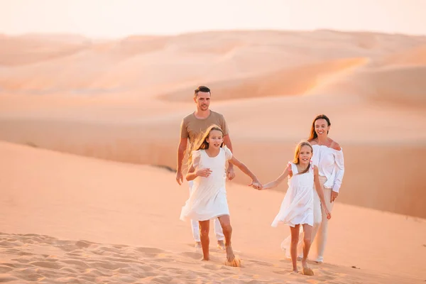 Menschen zwischen Dünen in der Wüste in den Vereinigten Arabischen Emiraten — Stockfoto
