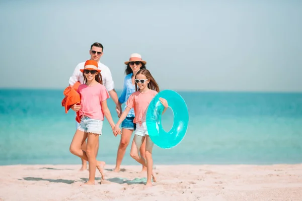 Boldog gyönyörű család egy trópusi tengerparti nyaralás — Stock Fotó