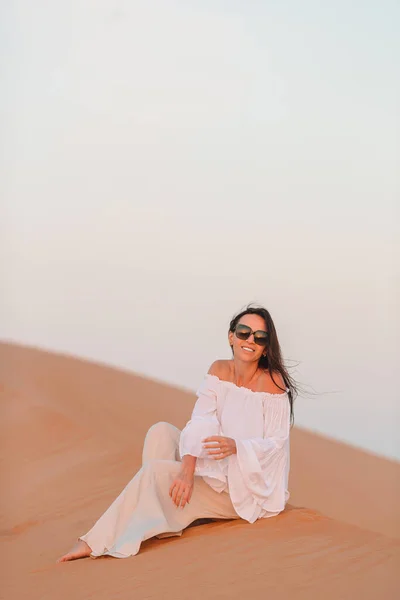 Girl among dunes in desert in United Arab Emirates — Stock Photo, Image