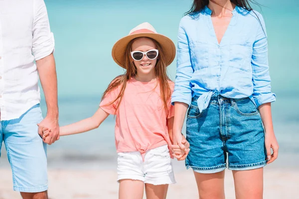 Hermoso paisaje de playa tropical con familia disfrutando de vacaciones de verano —  Fotos de Stock