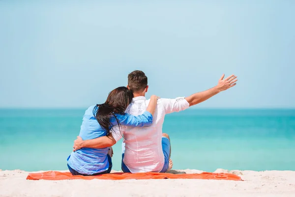 Jeune couple sur la plage blanche pendant les vacances d'été. Bonne famille profiter de leur lune de miel — Photo