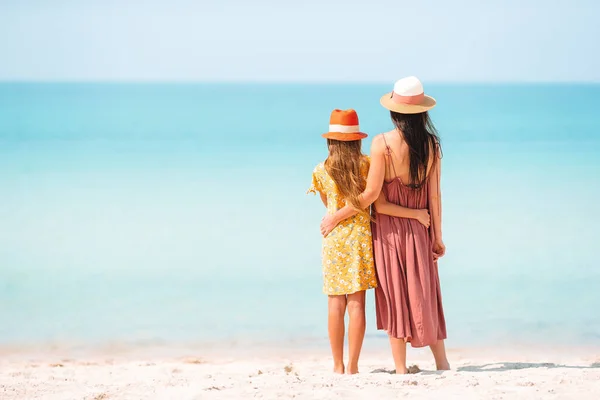 Όμορφη μητέρα και κόρη στην παραλία απολαμβάνοντας τις καλοκαιρινές διακοπές. — Φωτογραφία Αρχείου