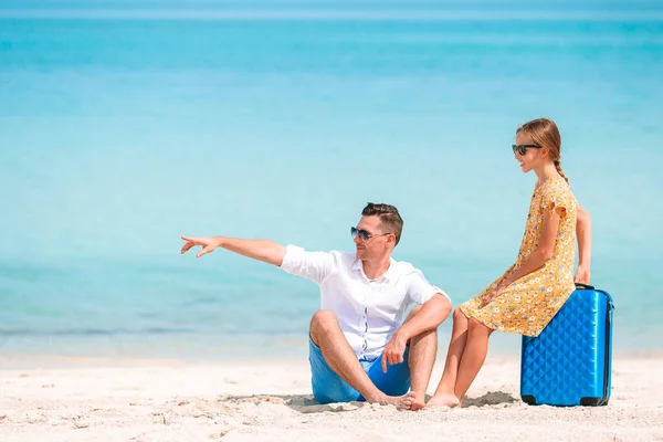 Ragazzina e papà felice si divertono durante le vacanze al mare — Foto Stock