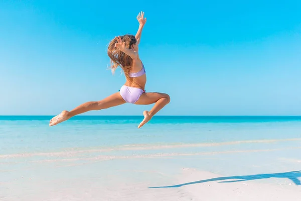 Liebenswertes aktives kleines Mädchen während der Sommerferien am Strand — Stockfoto