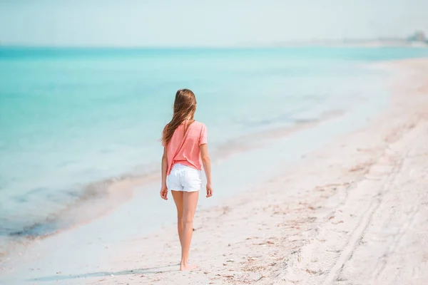 Adorable niña activa en la playa durante las vacaciones de verano — Foto de Stock