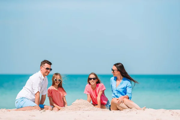 Giovane famiglia in vacanza hanno un sacco di divertimento — Foto Stock