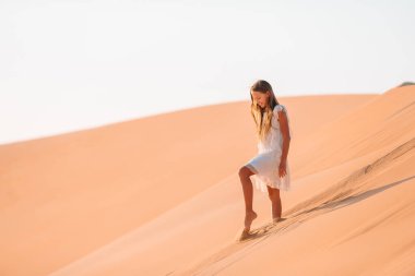 Birleşik Arap Emirlikleri 'nde çöldeki kum tepeleri arasında bir kız
