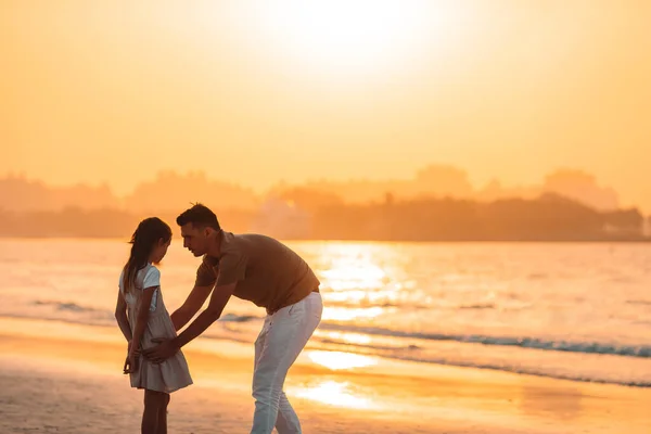 Hermoso padre e hija en la playa disfrutando de vacaciones de verano. — Foto de Stock