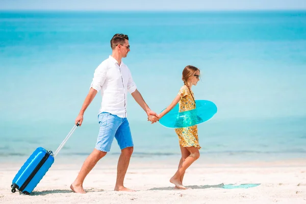 Petite fille et papa heureux s'amuser pendant les vacances à la plage — Photo
