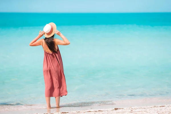 Frau liegt am Strand und genießt den Sommerurlaub mit Blick aufs Meer — Stockfoto