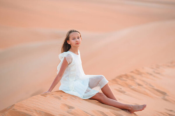Девушка среди дюн в пустыне ОАЭ
