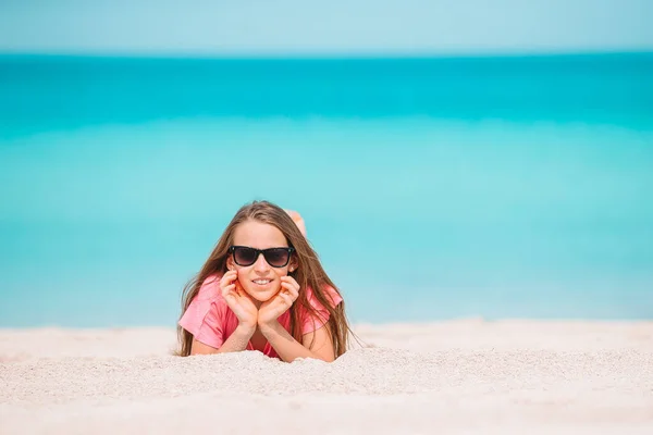 Liebenswertes aktives kleines Mädchen während der Sommerferien am Strand — Stockfoto