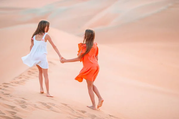 Chicas entre dunas en gran desierto en Emiratos —  Fotos de Stock