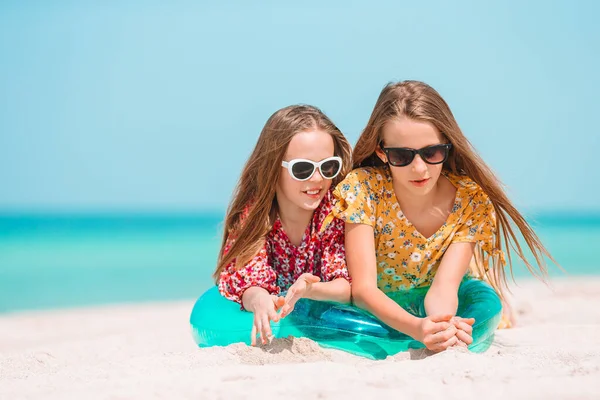 Duas meninas felizes se divertem muito na praia tropical jogando juntas — Fotografia de Stock