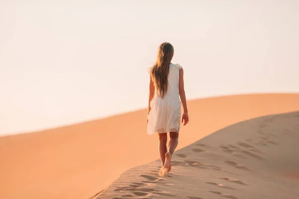 Дівчинка з дюн пустелі в Об "єднаних Арабських Еміратах — стокове фото