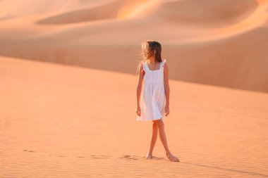 Birleşik Arap Emirlikleri 'nde çöldeki kum tepeleri arasında bir kız