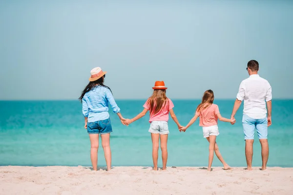 热带海滩度假快乐美丽的家庭 — 图库照片
