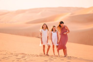 Birleşik Arap Emirlikleri 'ndeki Rub al-Khali çölündeki kum tepeleri arasında yaşayan insanlar