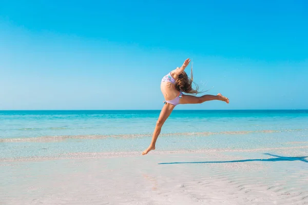 Adorable petite fille active à la plage pendant les vacances d'été — Photo