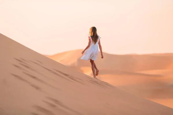 Girl among dunes in desert in United Arab Emirates — Stock Photo, Image