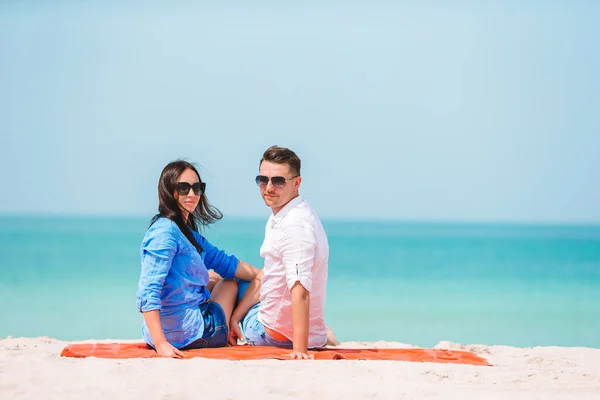 年轻夫妇在白色海滩在暑假期间。快乐的家庭享受他们的蜜月 — 图库照片