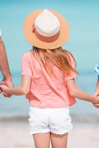 Adorable niña en la playa tropical durante las vacaciones —  Fotos de Stock