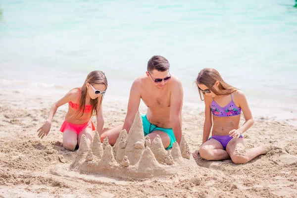 Pai e crianças desfrutando de férias de verão na praia — Fotografia de Stock