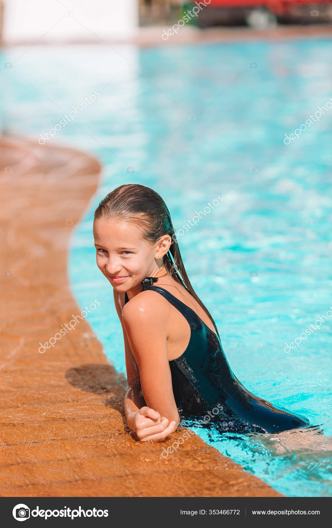 Pequeña chica adorable en piscina al aire libre. — Foto de stock © d