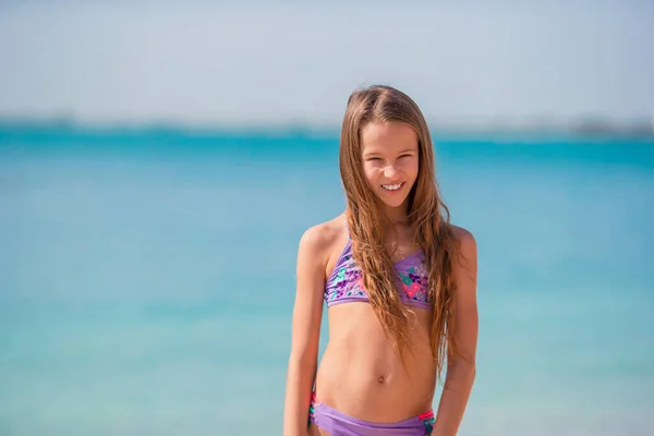 Entzückende kleine Mädchen haben Spaß am tropischen Strand im Urlaub — Stockfoto