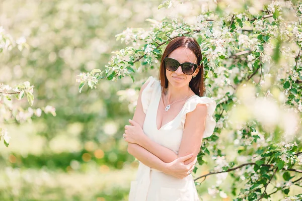 Hermosa mujer disfrutando del olor en el jardín de cerezas de primavera —  Fotos de Stock