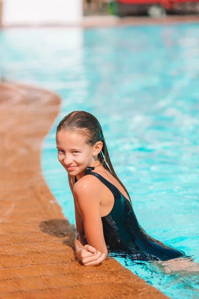 Μικρό αξιολάτρευτο κορίτσι στην εξωτερική πισίνα — Φωτογραφία Αρχείου