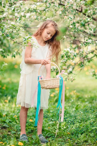 Adorável menina no jardim de maçã florescendo no belo dia de primavera — Fotografia de Stock