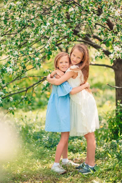 春天里在盛开的苹果树花园里可爱的小女孩 — 图库照片