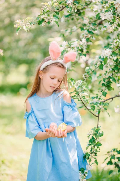 Adorável menina no jardim de maçã florescendo no belo dia de primavera — Fotografia de Stock