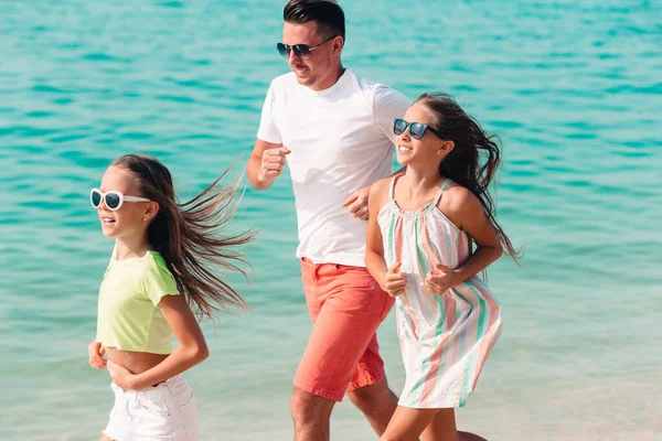 Gelukkige mooie familie op een tropische strandvakantie — Stockfoto