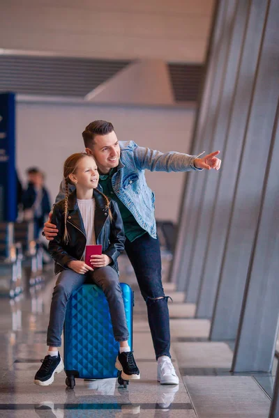 Lycklig familj med bagage och boardingkort vid flygplatsen väntar på boarding — Stockfoto