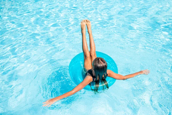 Niña adorable en la piscina al aire libre — Foto de Stock