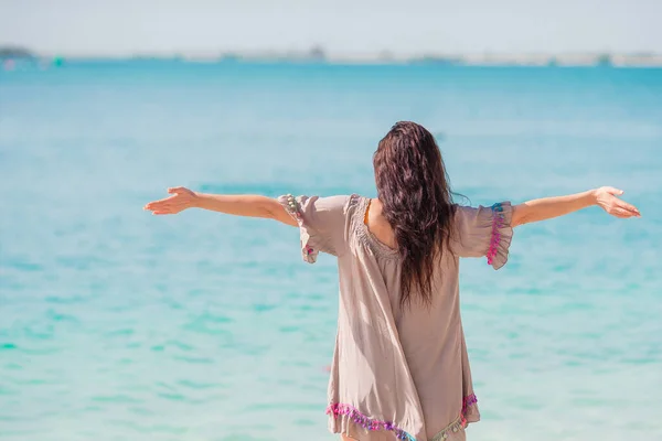 Vrouw liggend op het strand genietend van de zomervakantie kijkend naar zee — Stockfoto